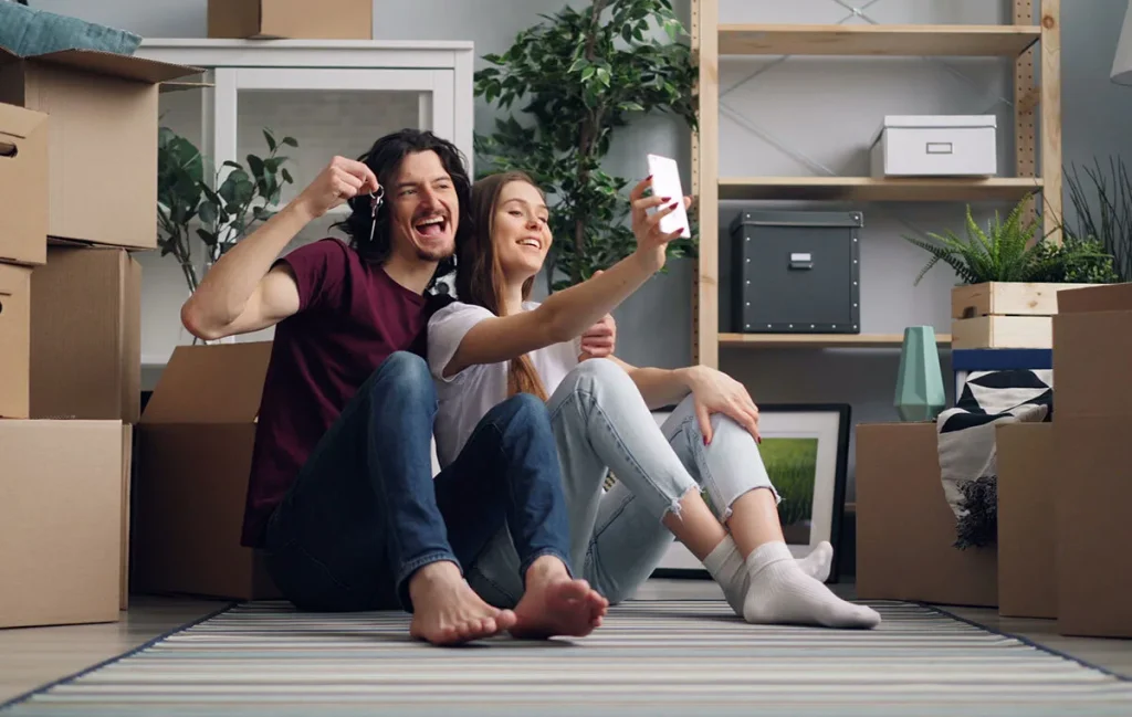 Renters insurance vs homeowners insurance coverage for belongings during move.