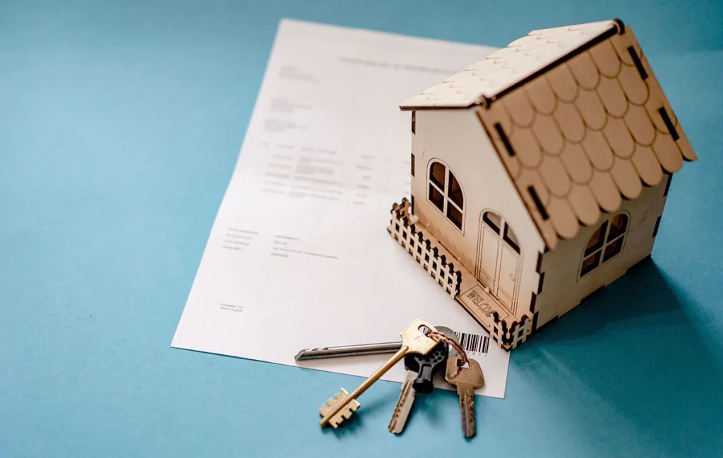 Renters insurance vs homeowners insurance policy document and property structure concept.